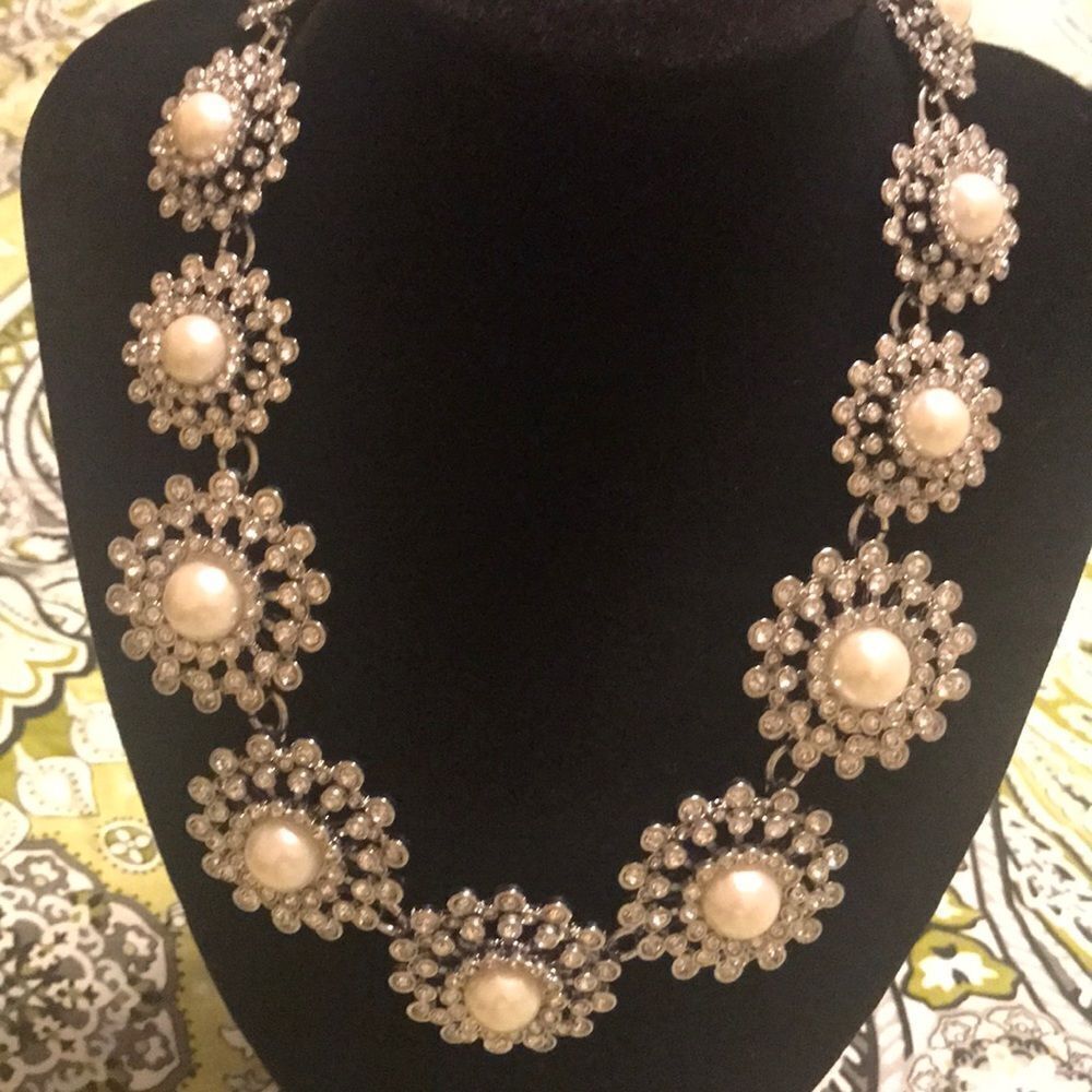 Ann Taylor Pearl Statement Necklace Gold Tone Floral NWT
